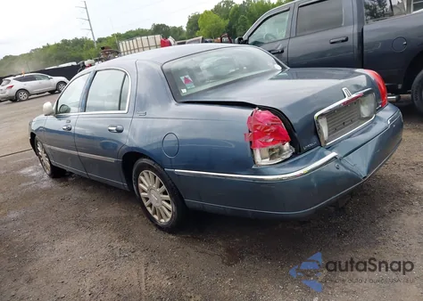 2005 Lincoln Town Car Signature Limited из США, поврежденный, VIN 1LNHM82W85Y649993